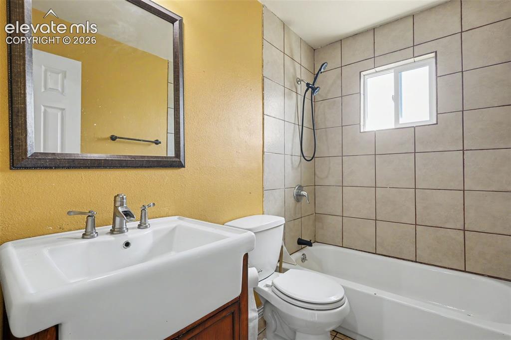 Image 20 of 26: Bathroom