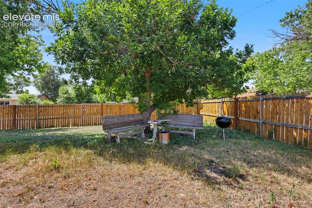 Image 25 of 26: Yard