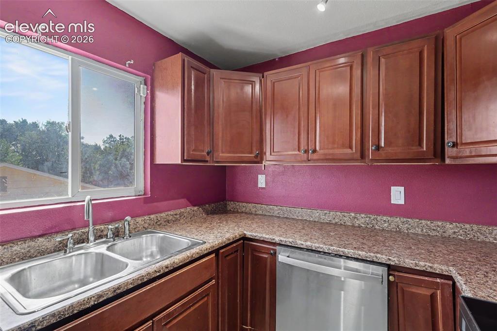Image 8 of 26: Kitchen
