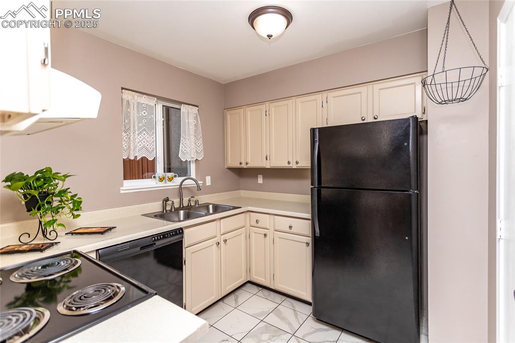 Image 13 of 36: Kitchen