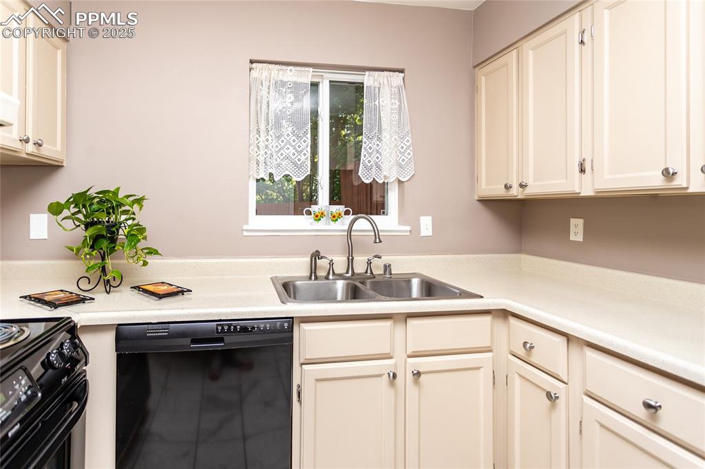 Image 14 of 36: Kitchen