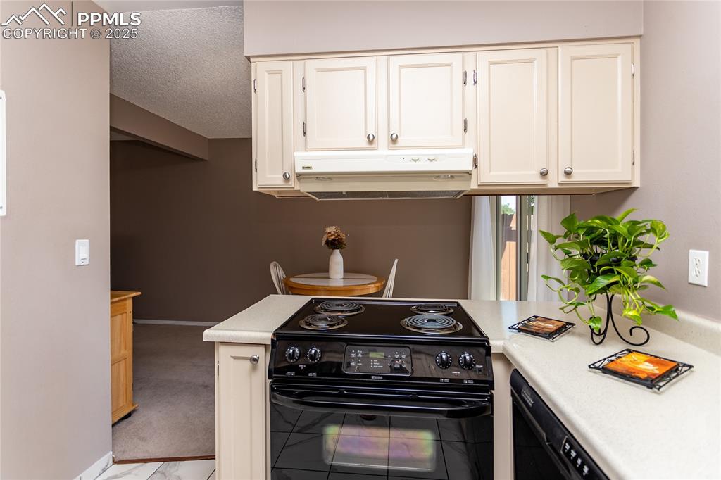 Image 15 of 36: Kitchen