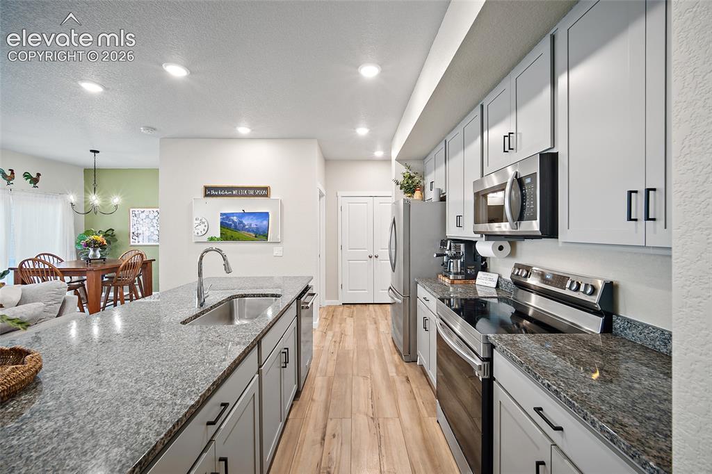Image 5 of 38: Kitchen