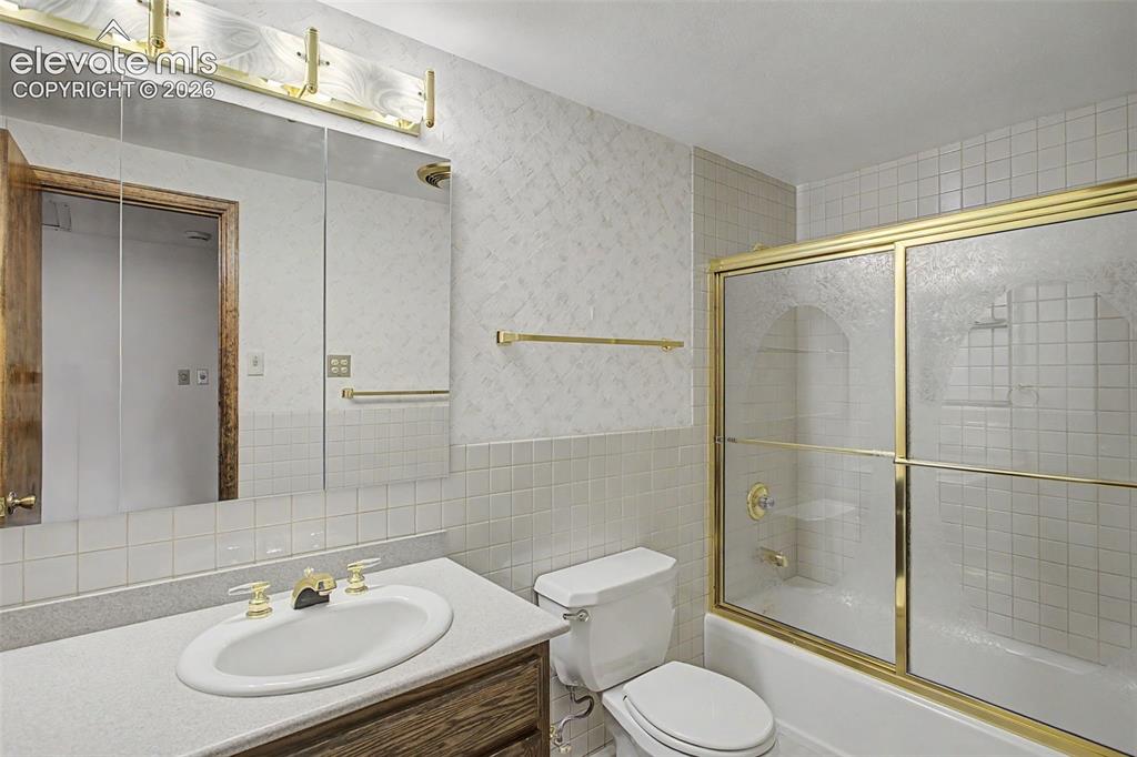 Image 20 of 29: Bathroom