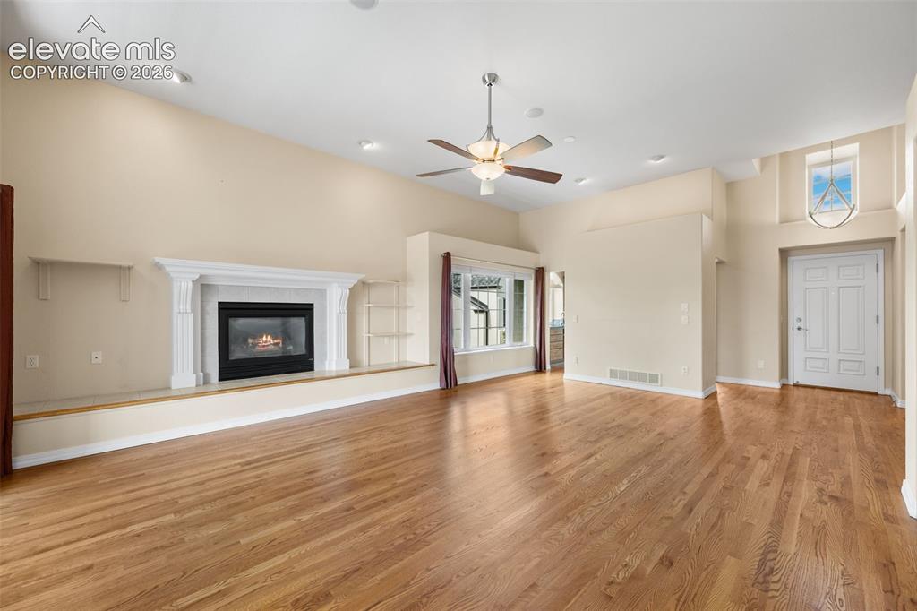 Image 10 of 50: Living Room