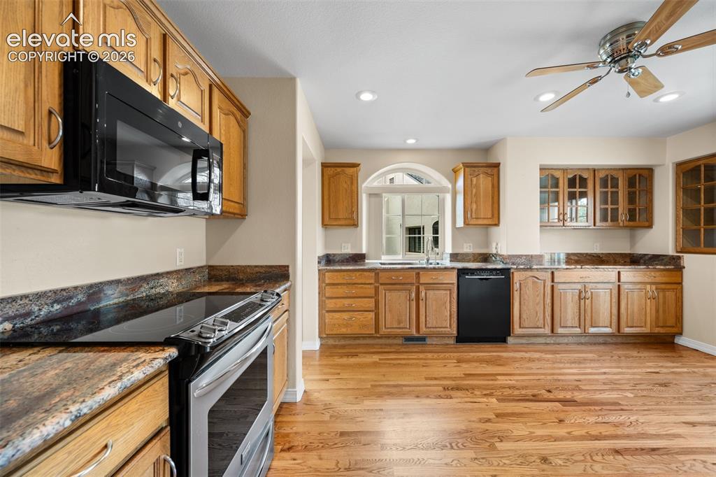 Image 12 of 50: Kitchen