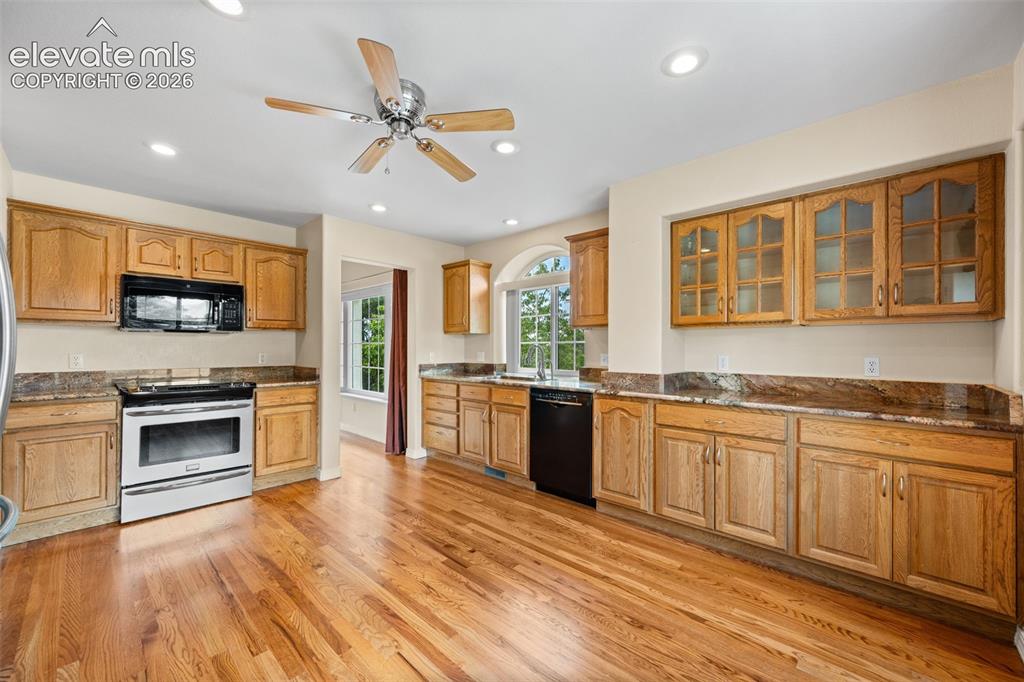 Image 15 of 50: Kitchen