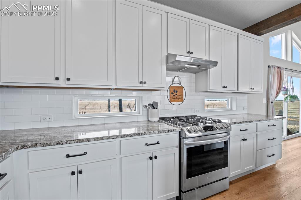Image 10 of 37: Kitchen