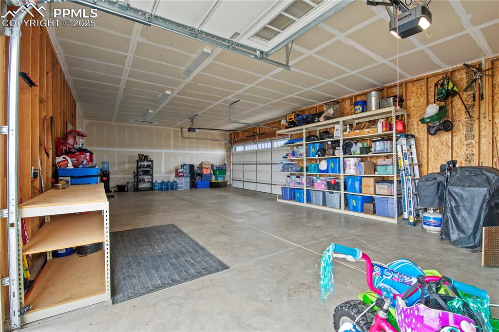 Image 24 of 37: Garage