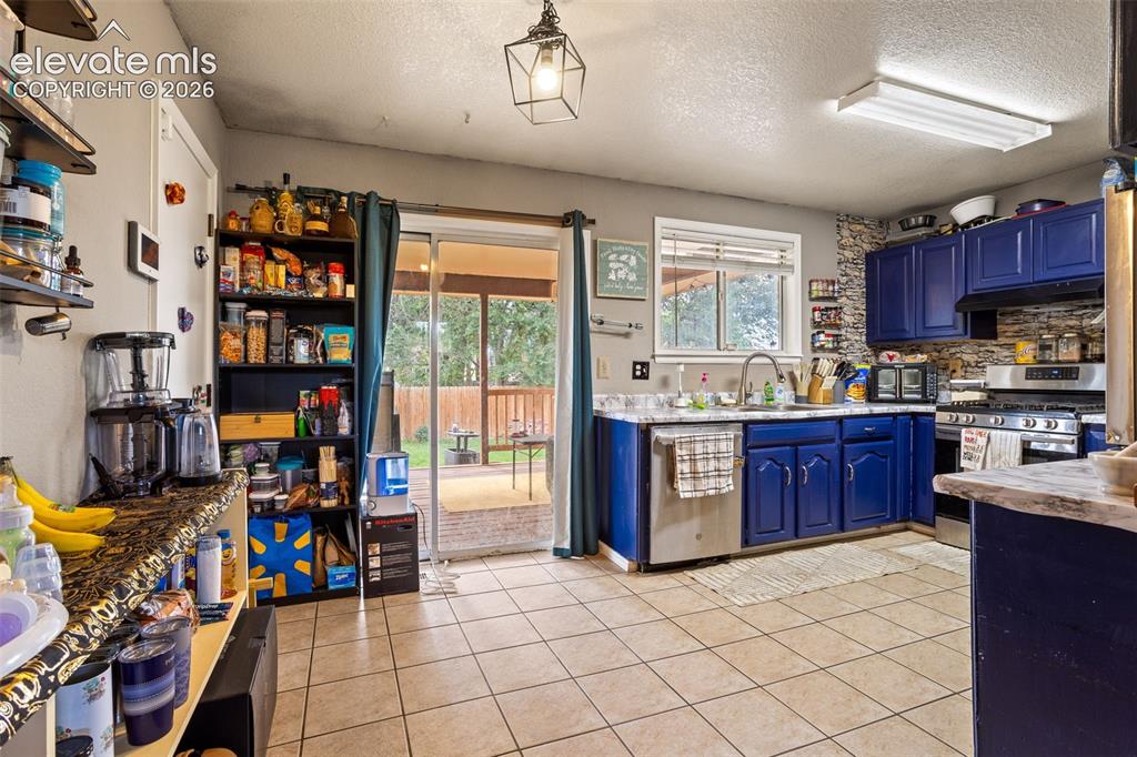 Image 13 of 19: Kitchen