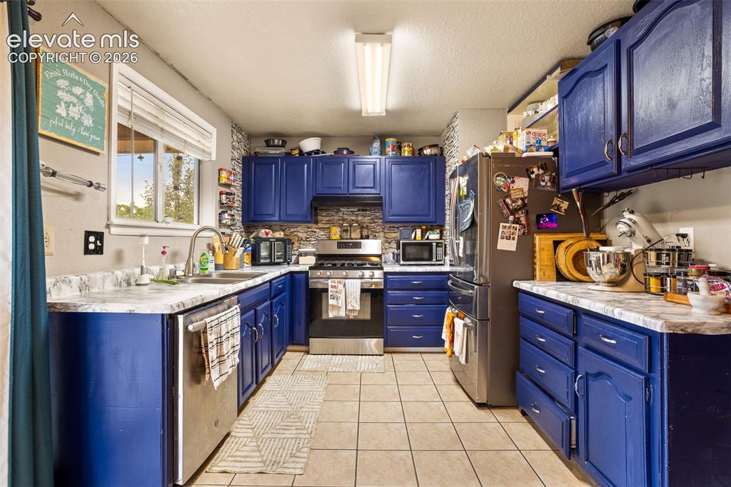 Image 14 of 19: Kitchen