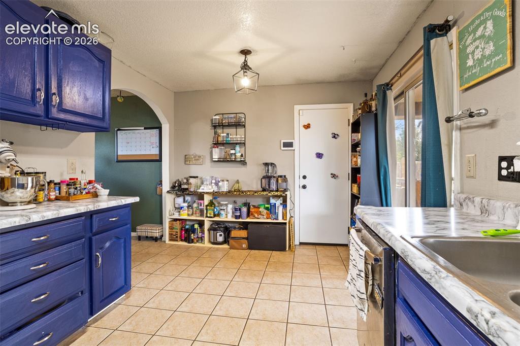 Image 15 of 19: Kitchen