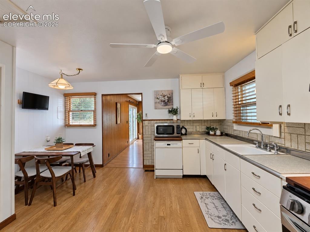 Image 13 of 48: Eat-In Kitchen