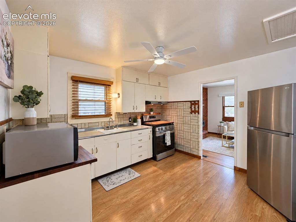 Image 16 of 48: Open Kitchen Layout