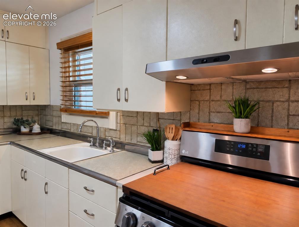Image 18 of 48: Gas Range/Ove