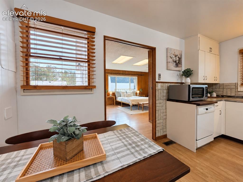 Image 21 of 48: Dining Area