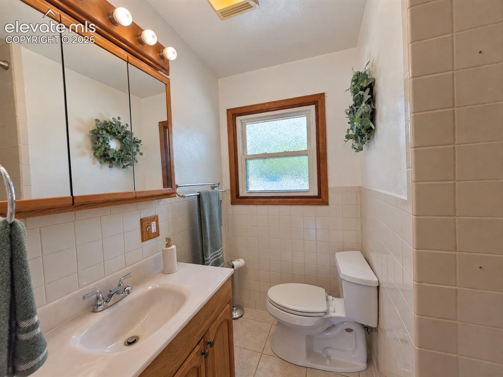 Image 37 of 48: Hall Bath Near Bedrooms 2, 3, & 4