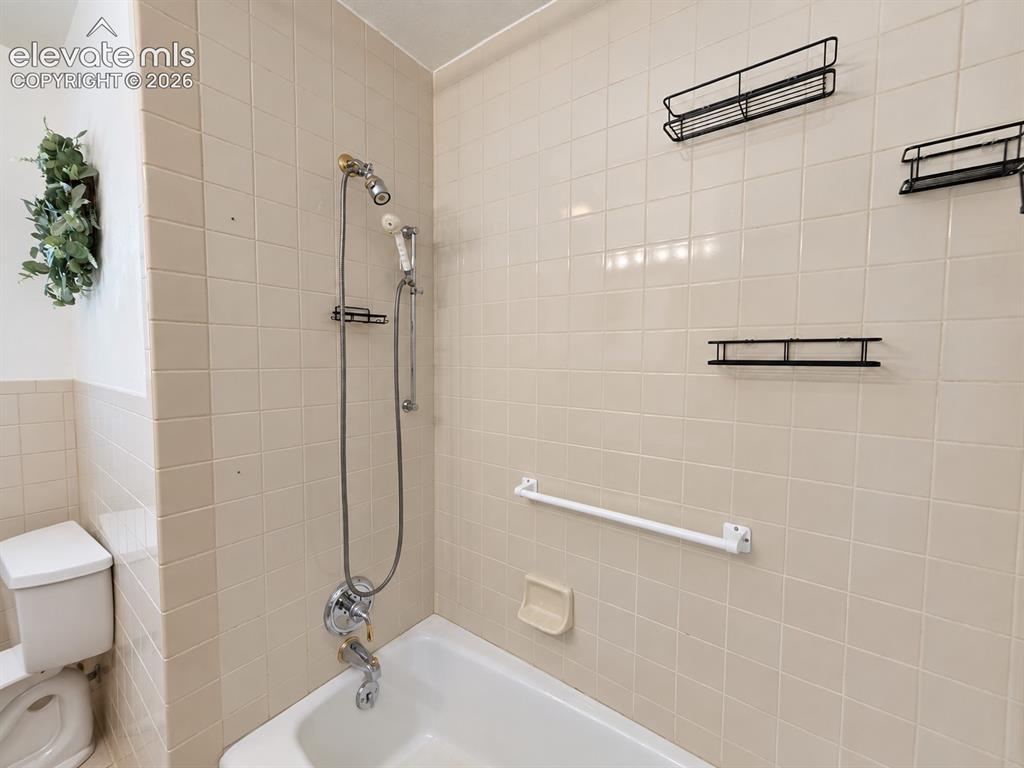 Image 38 of 48: Tub/Shower