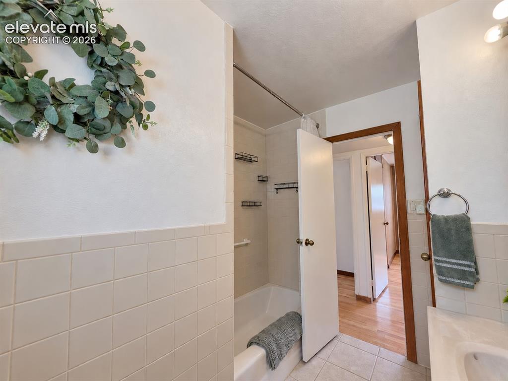 Image 39 of 48: Bathroom