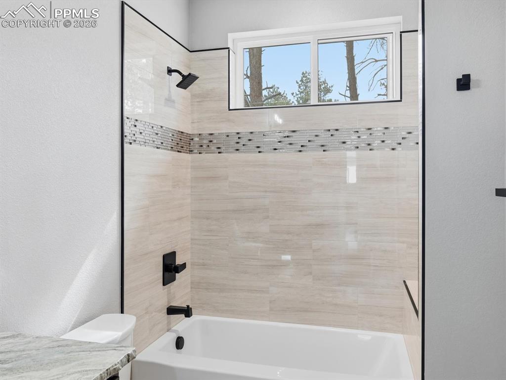 Image 29 of 46: Bathroom