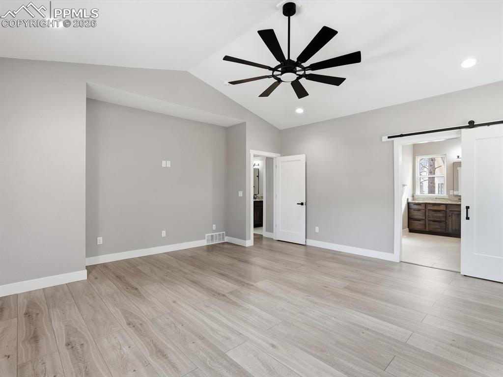 Image 32 of 46: Bedroom