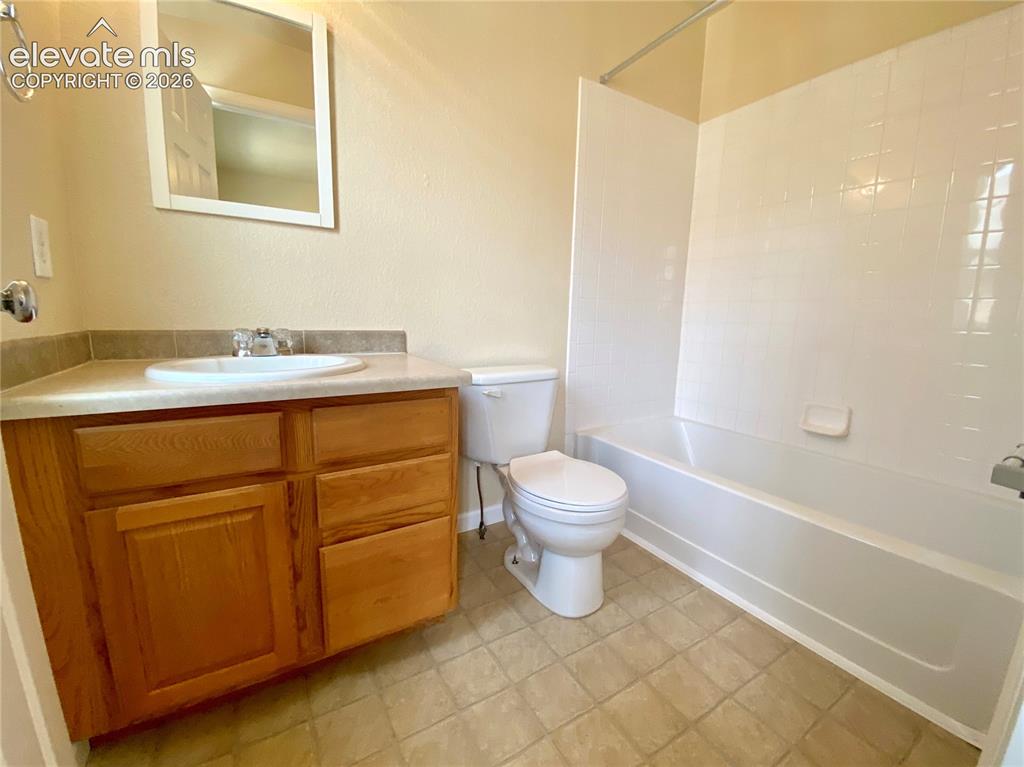 Image 10 of 13: Bathroom