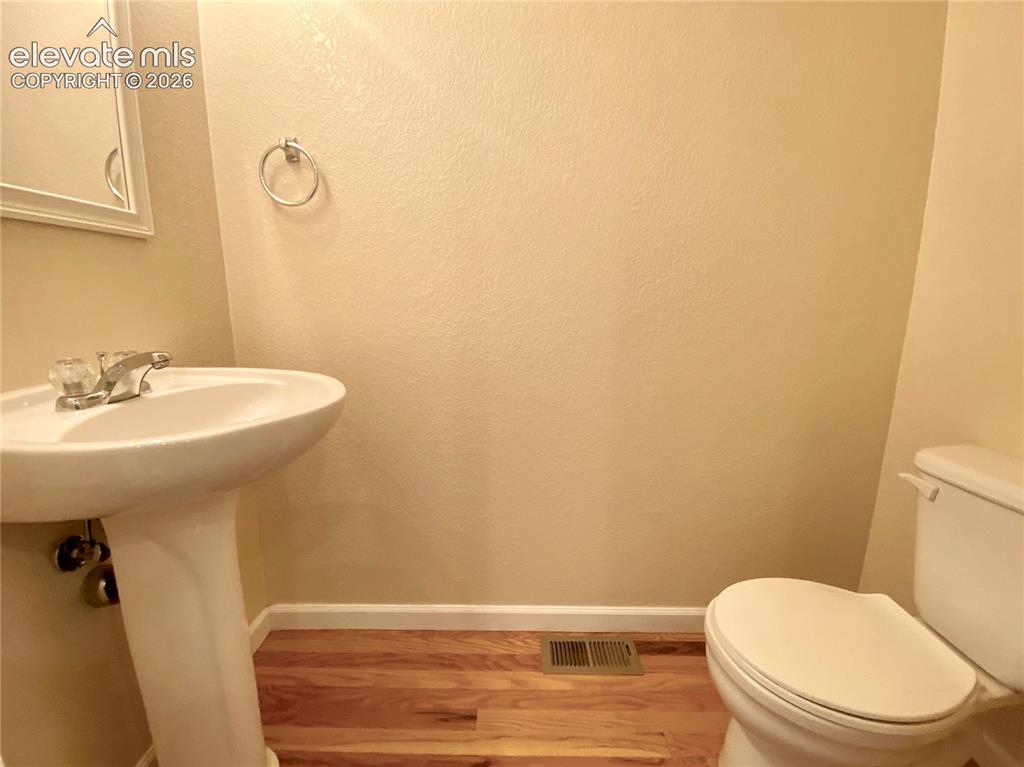 Image 11 of 13: Bathroom