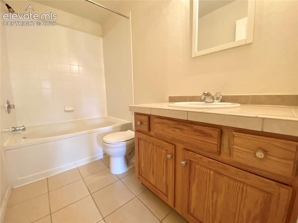 Image 12 of 13: Bathroom