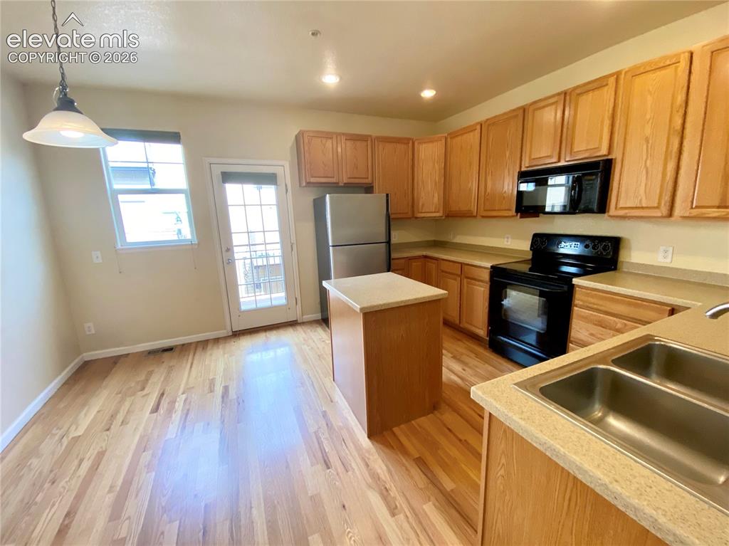 Image 5 of 13: Kitchen