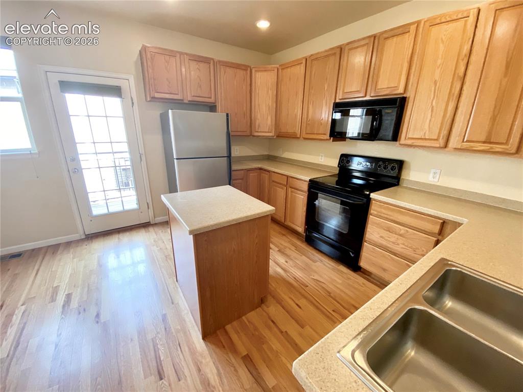 Image 6 of 13: Kitchen