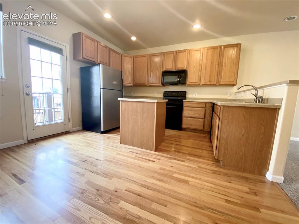 Image 7 of 13: Kitchen