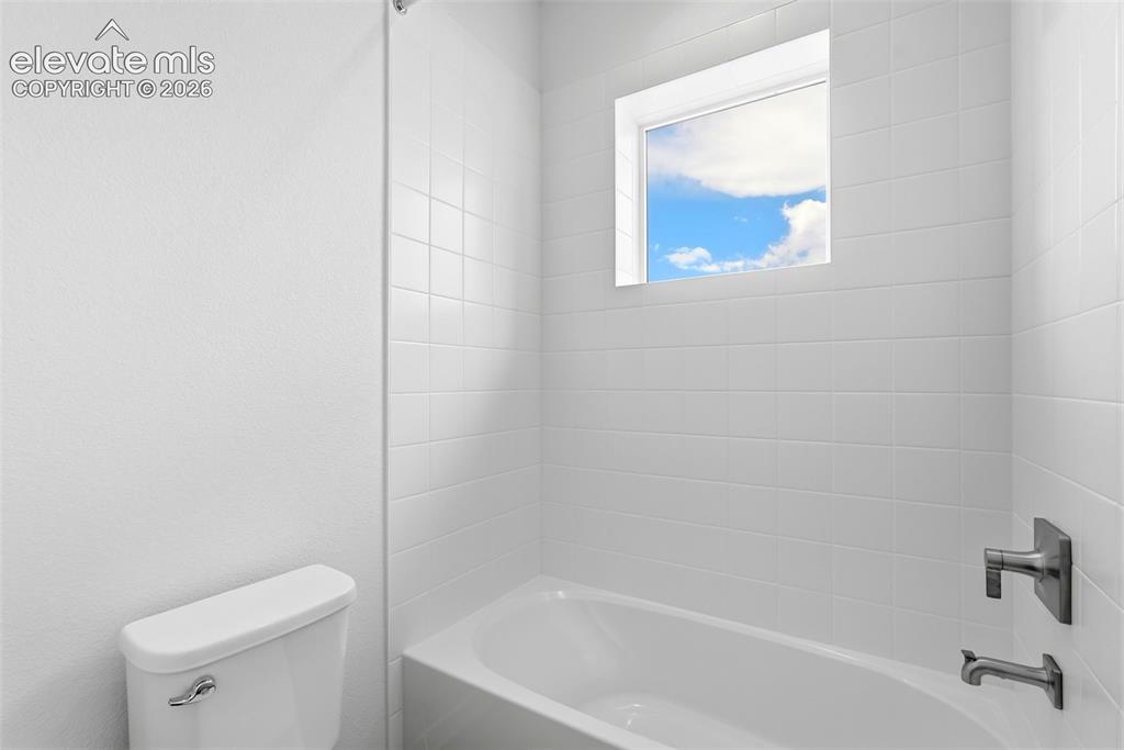 Image 35 of 42: Bathroom