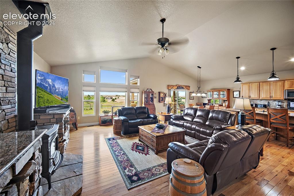 Image 15 of 42: Perfect for entertaining.