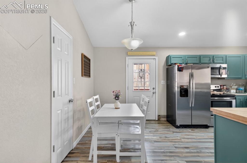 Image 10 of 32: Dining Area