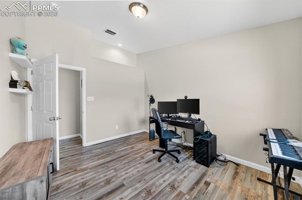 Image 17 of 32: Bedroom