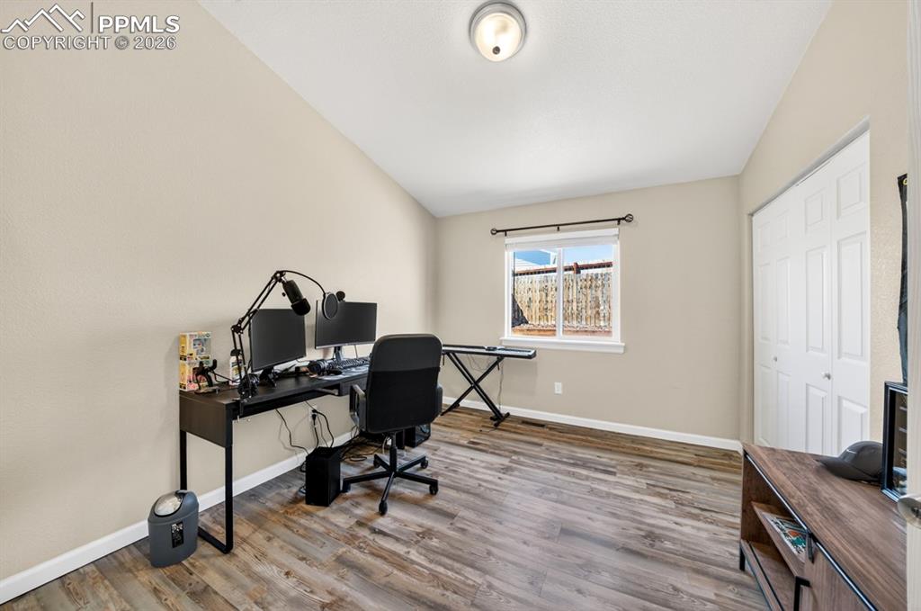 Image 18 of 32: Bedroom