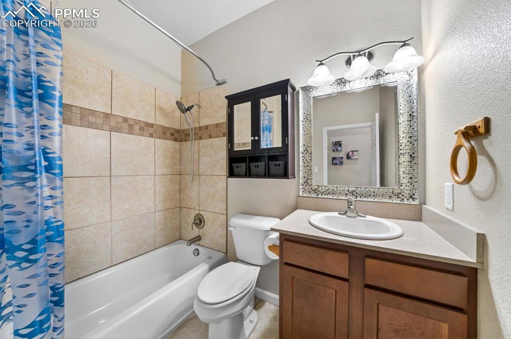 Image 19 of 32: Bathroom