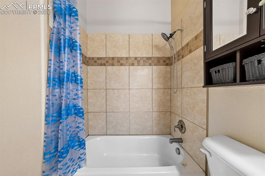 Image 20 of 32: Bathroom