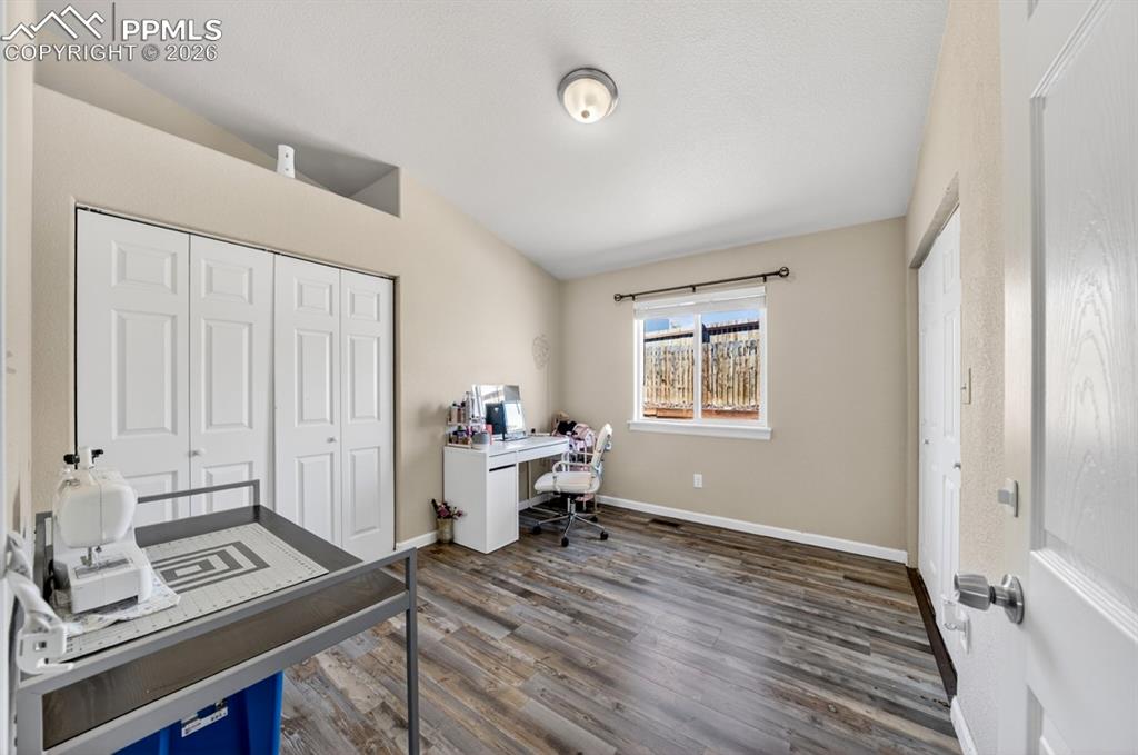 Image 21 of 32: Bedroom