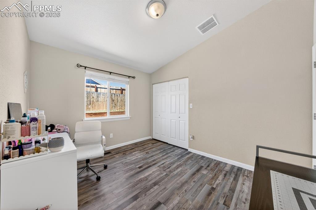 Image 22 of 32: Bedroom