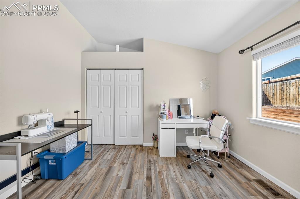 Image 23 of 32: Bedroom