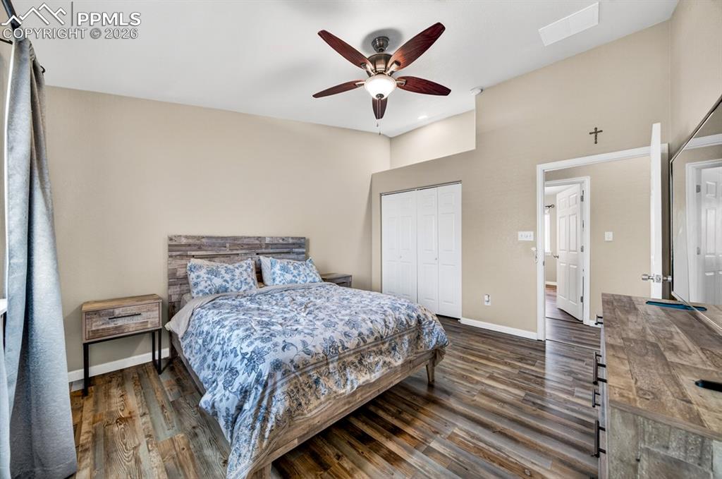 Image 25 of 32: Master Bedroom