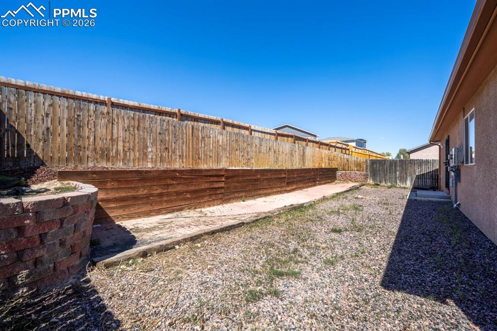 Image 29 of 32: Yard