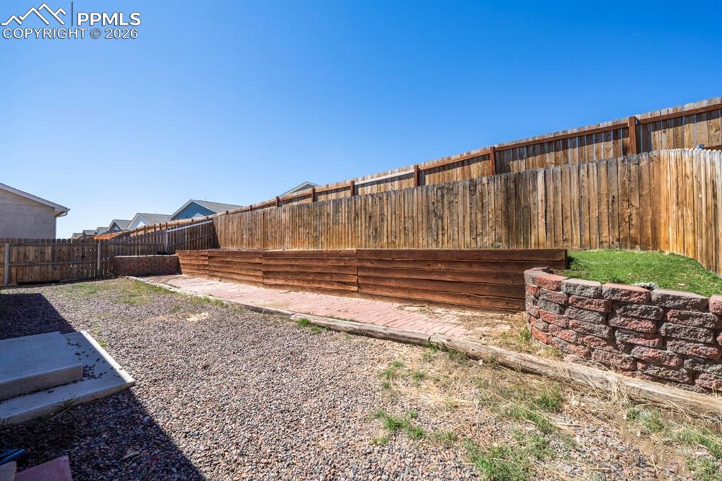 Image 30 of 32: Yard