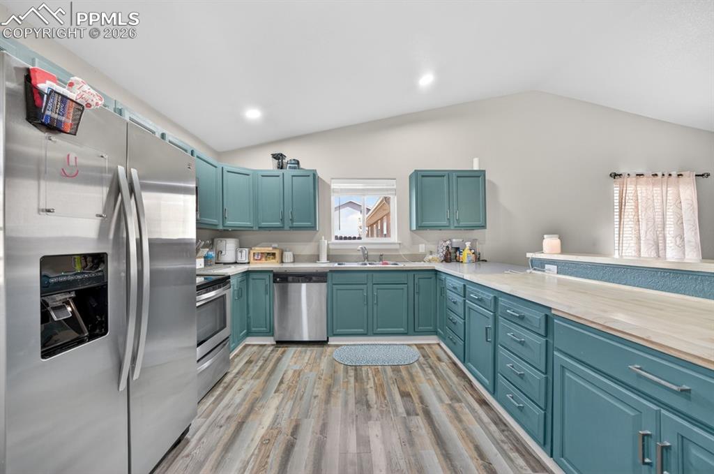 Image 4 of 32: Kitchen