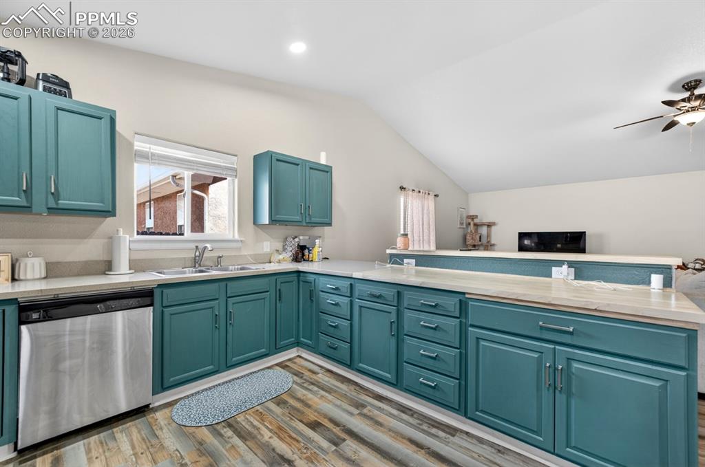 Image 5 of 32: Kitchen