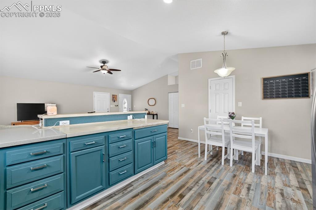 Image 7 of 32: Kitchen