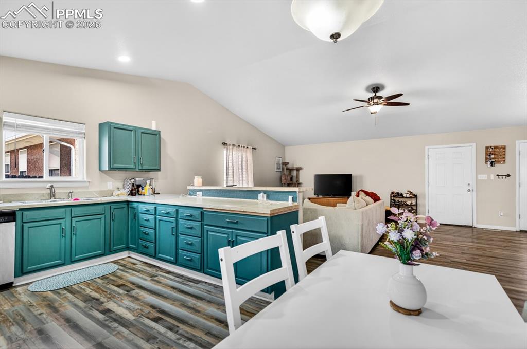 Image 8 of 32: Kitchen