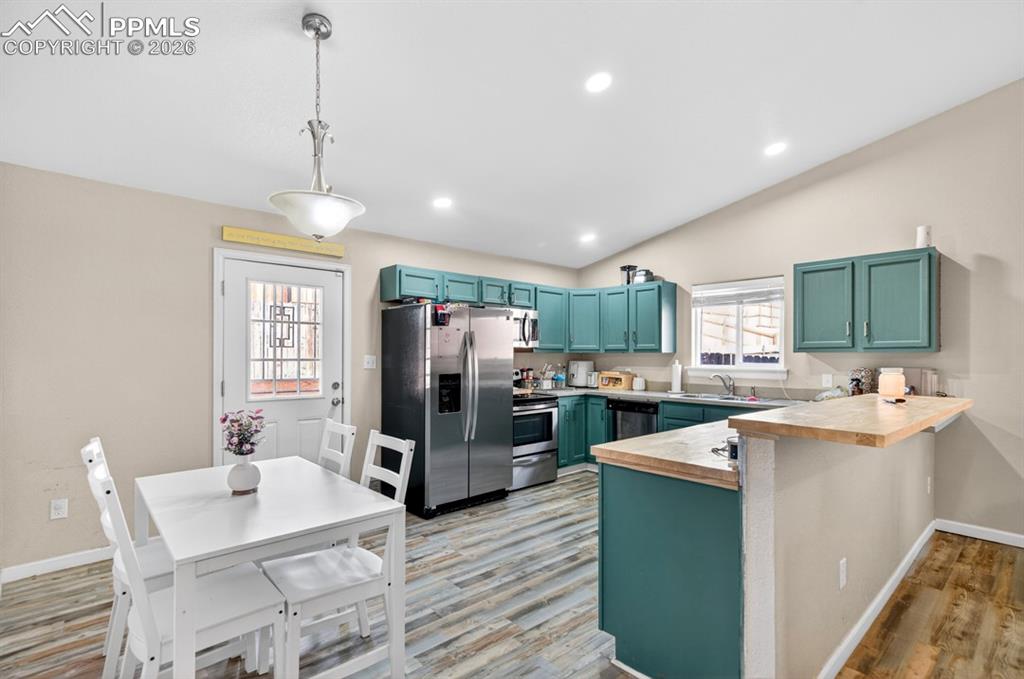 Image 9 of 32: Kitchen