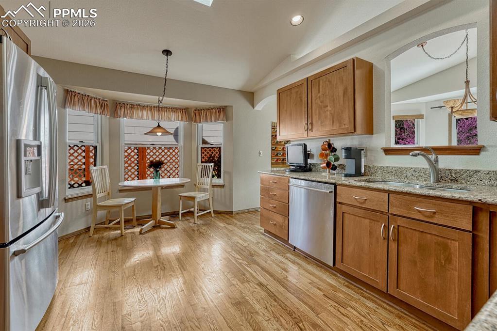 Image 11 of 50: Dining Area